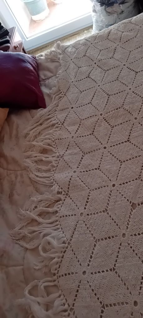 Vendo cobertas, naperons de renda para camas.