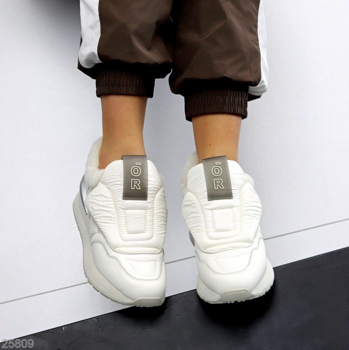 Жіночі шкіряні зимові Кросівки дутики в кольорах