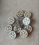 Drewniany brelok do kluczy z logo VOLKSWAGEN