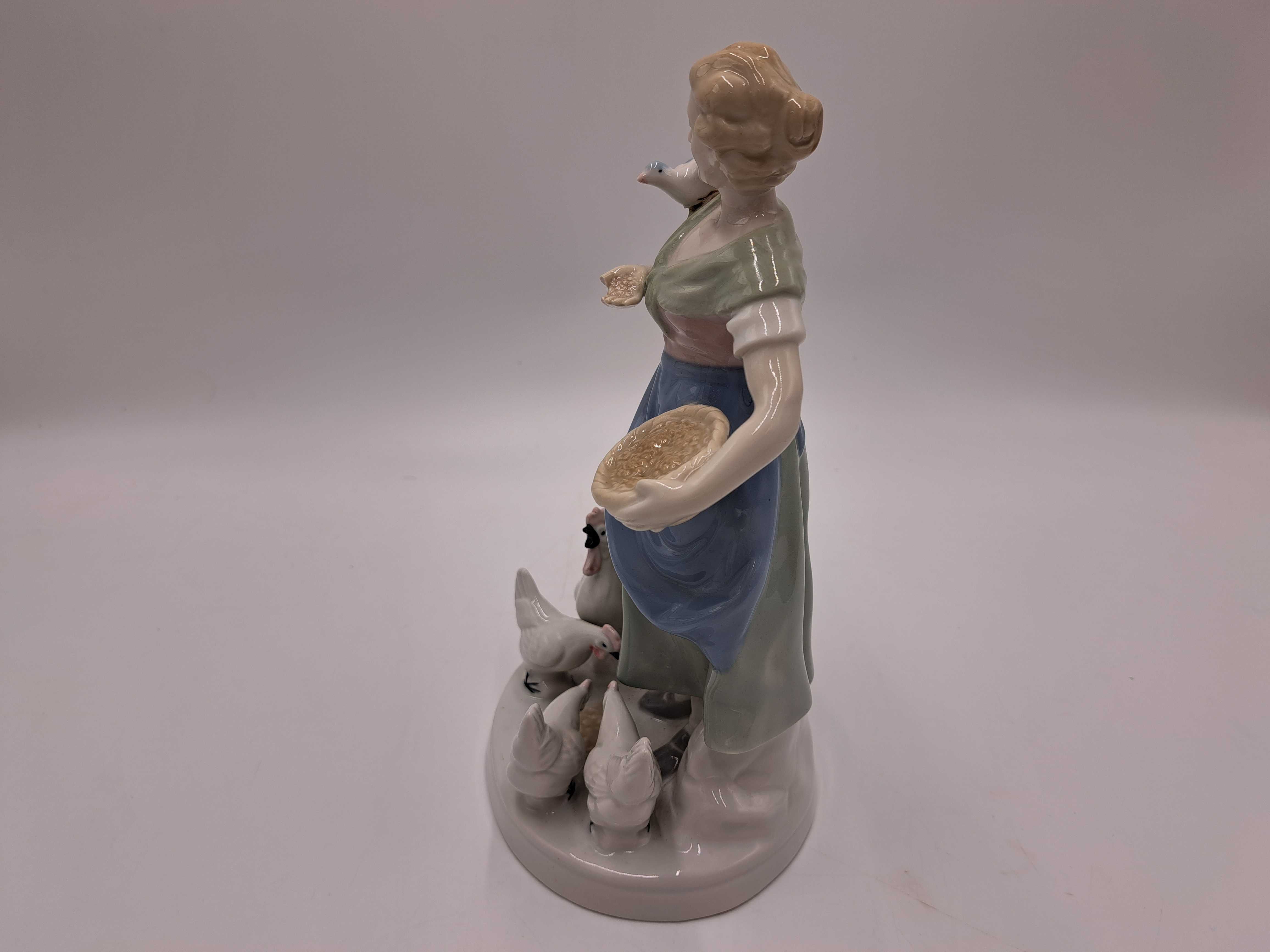 Figurka porcelanowa kobieta z kurami Carl Scheidig