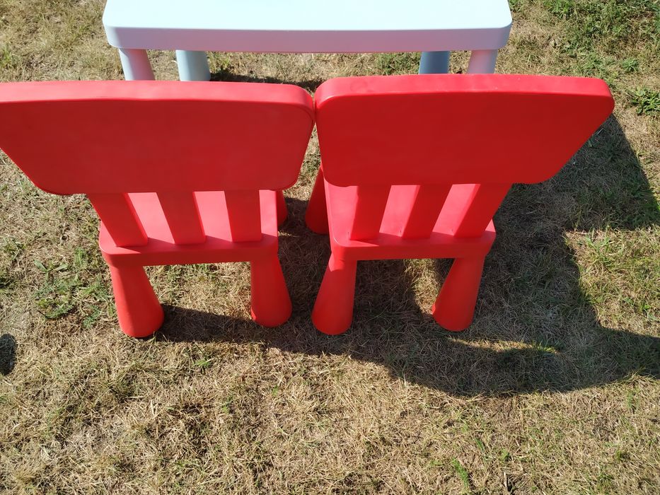 Zestaw Ikea mamut stolik i dwa krzesełka