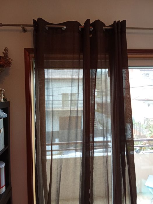 Cortinas castanho.
