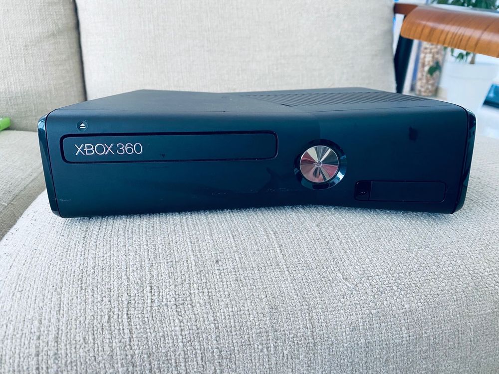 Xbox360 bom com jogos e dois comandos