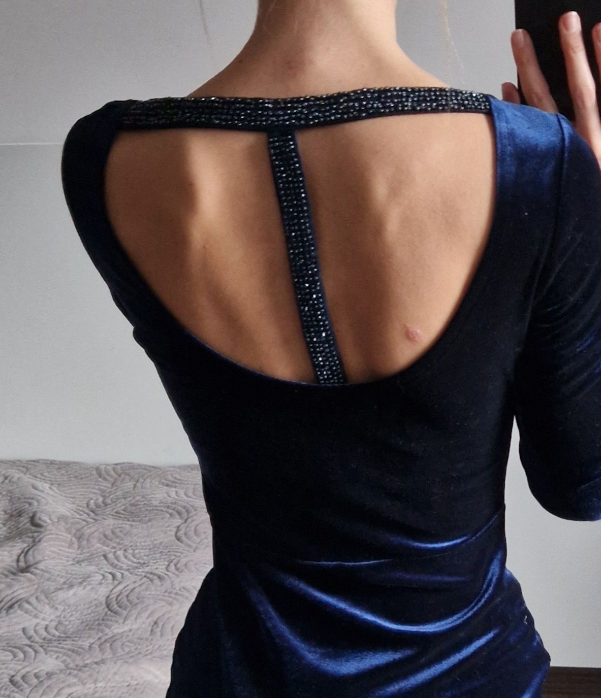 Elegancka granatowa welurowa sukienka Orsay S z odkrytymi plecami, syl