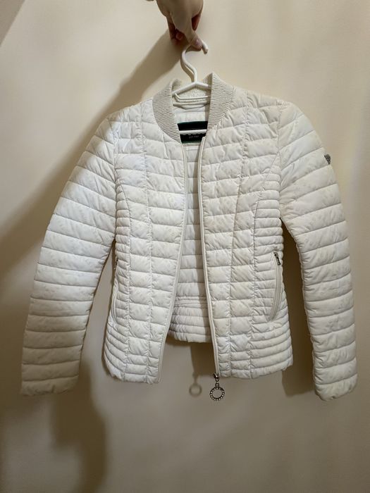 Куртка Guess с буквами які світяться у ночі