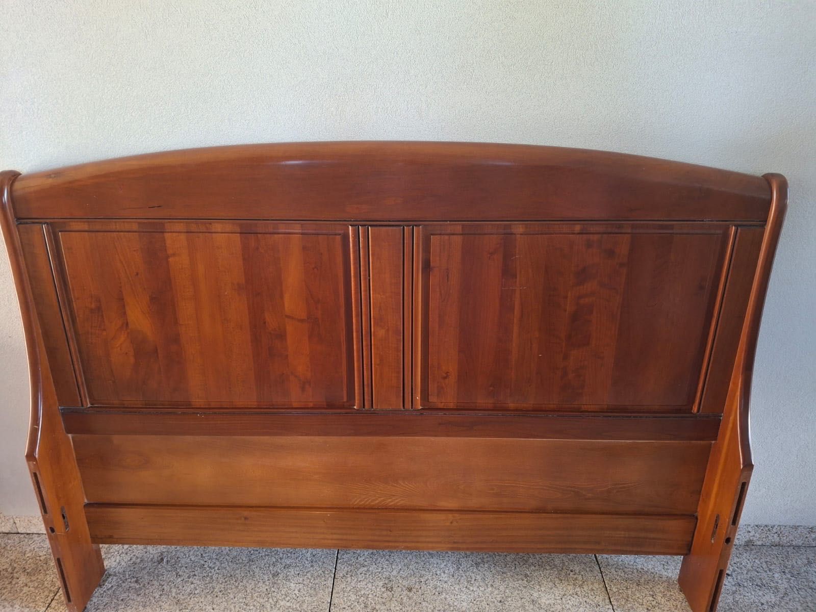 Cama cerejeira + conjunto mesas de cabeceira