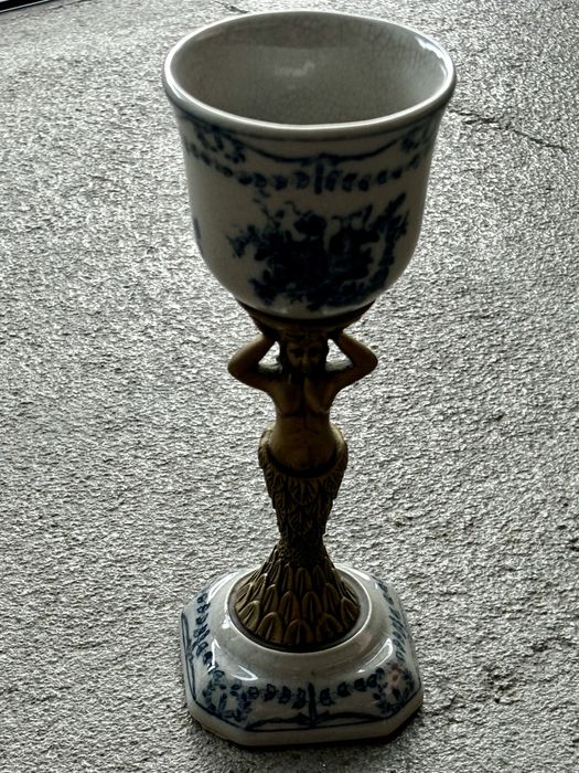 Ozdobny sygnowany Kielich Puchar Porcelana na podstawie z brązu Nimfa