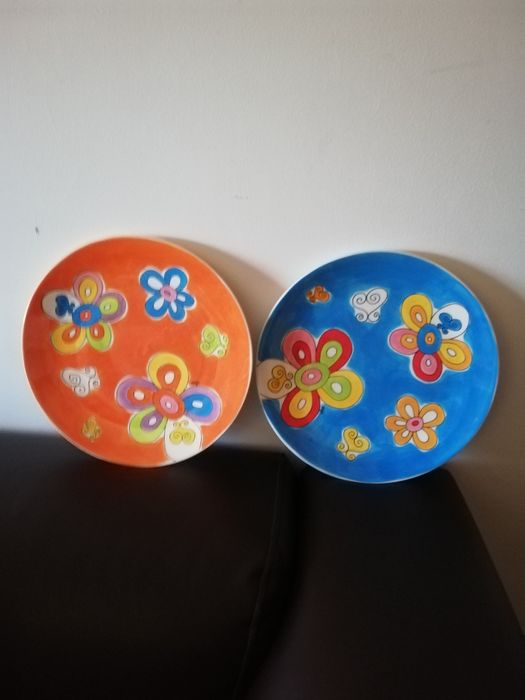 2 pratos de louça coloridos Gato