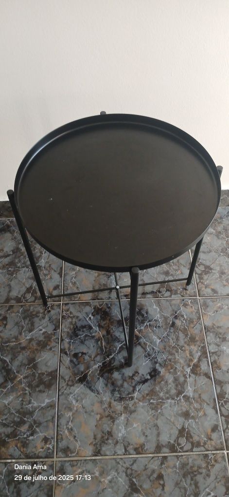 Mesa dois bancos e uma mezinha de cabeceira