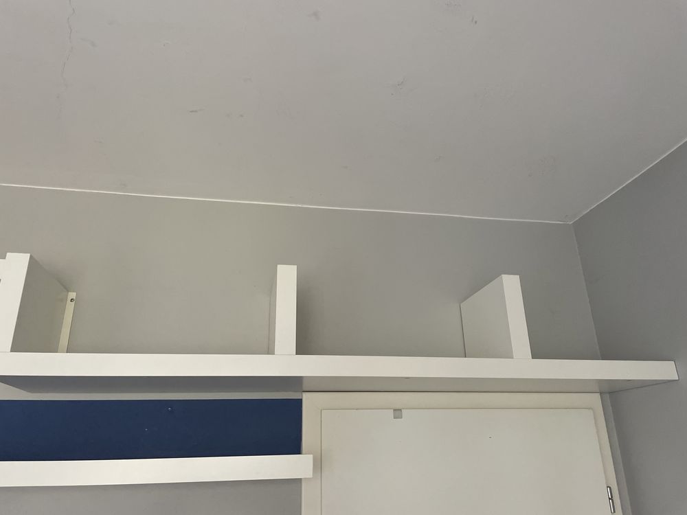 Białe półki wiszące IKEA – nowoczesne, minimalistyczne