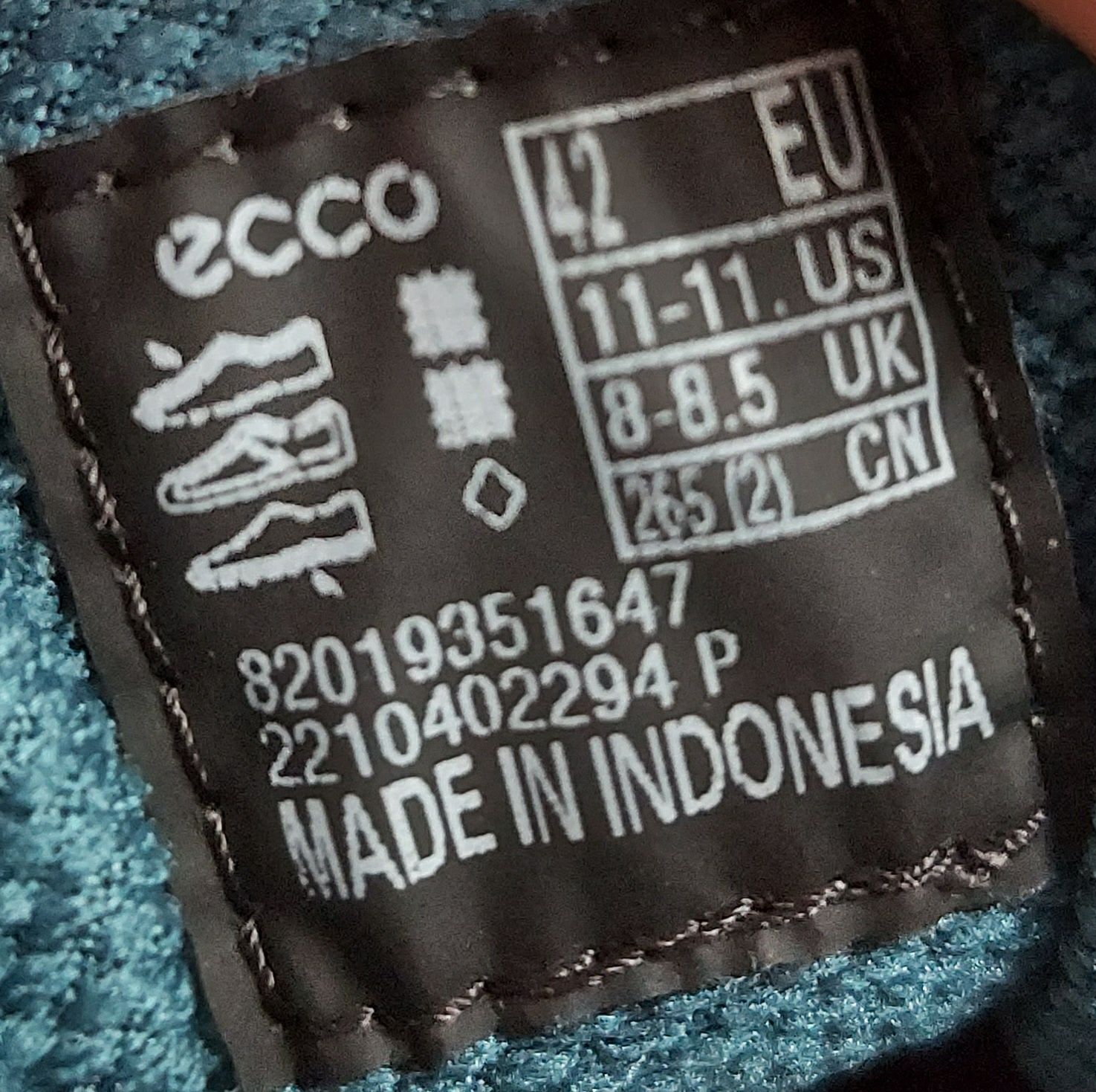 Кроссовки фірми ECCO gore tex оригінал 

Розмір по бірці:
UK 8-8.5  Us