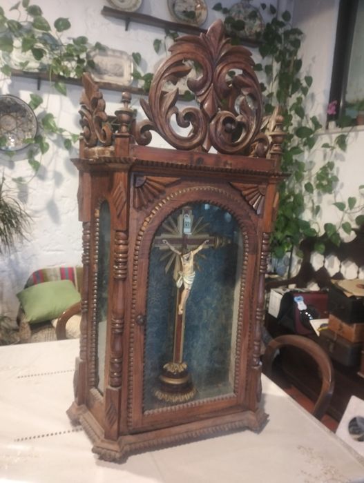 Oratório e Cristo em madeira