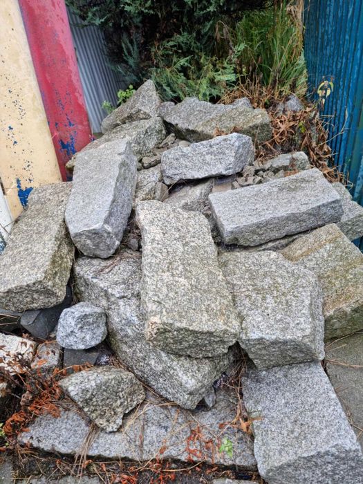 Granitowe kostki krawężnikowe brukowe