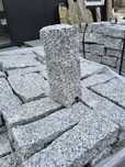 Słupek granitowy szary surowy łupany Granit murowy Kamień murowy szary
