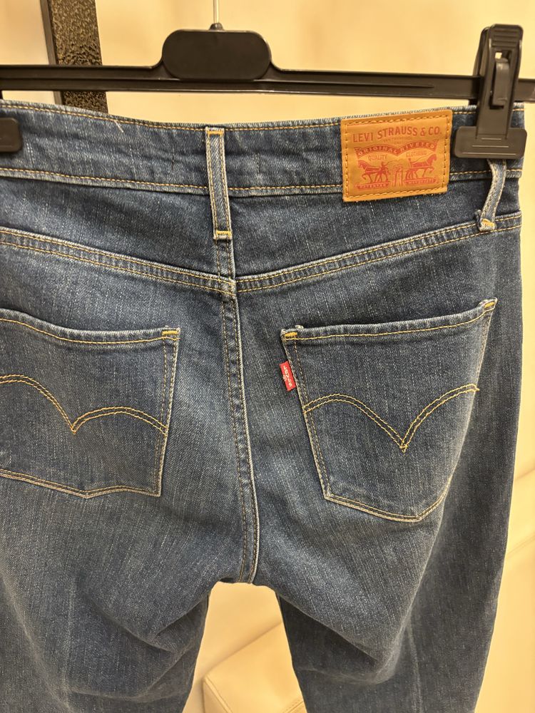 Spodnie jeansowe damskie levis uniwersalne dopasowane