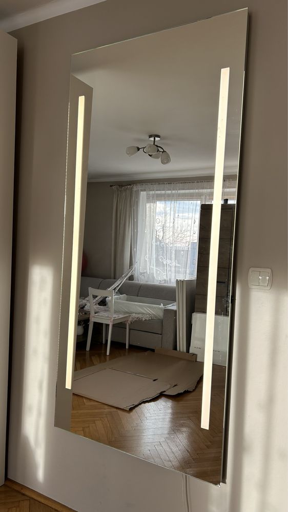 Lustro z oświetleniem led