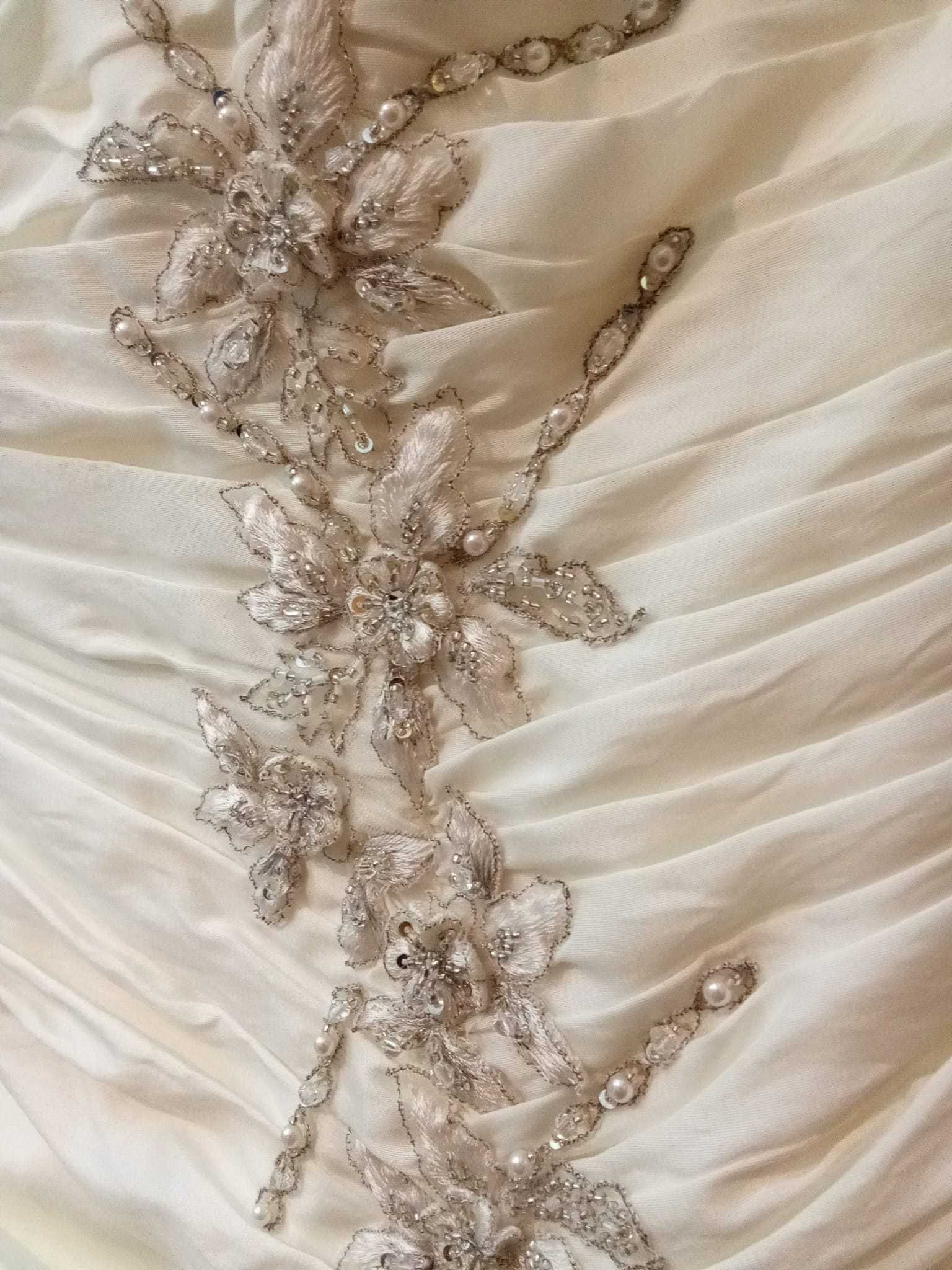 Vestido de Noiva Diva, silhueta de modelo com Corte "cai-cai"