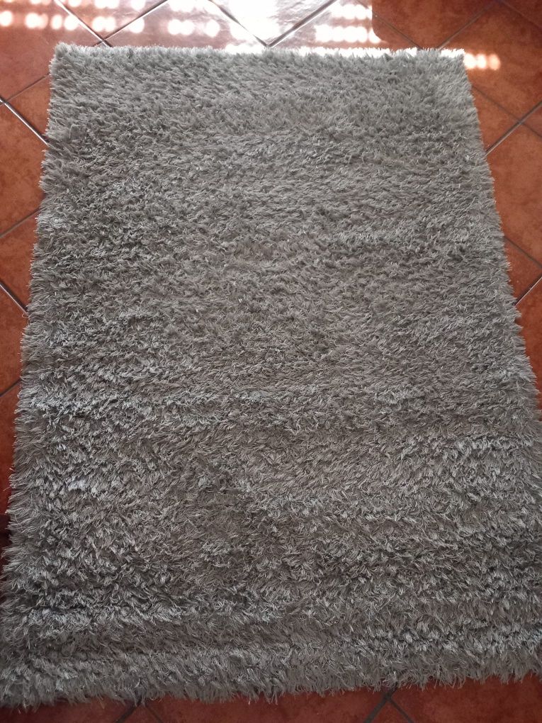 Tapete cinzento em ótimo estado