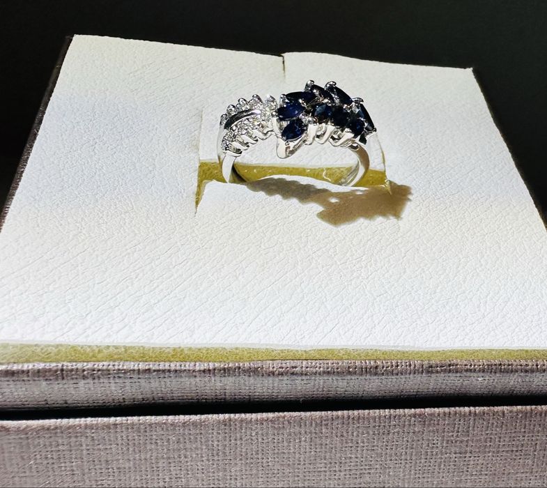 Кольцо с бриллиантами и синими сапфирами