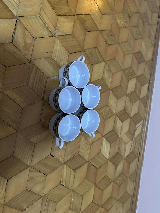Zestaw 5 porcelanowych filiżanek ze wzorem geometrycznym – vintage