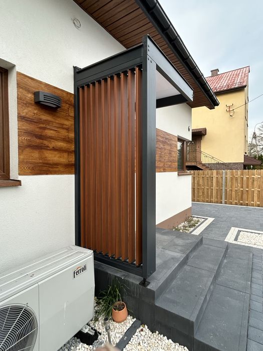 Daszek nad drzwi wejsciowe z lamelami z regulowanym prześwitem