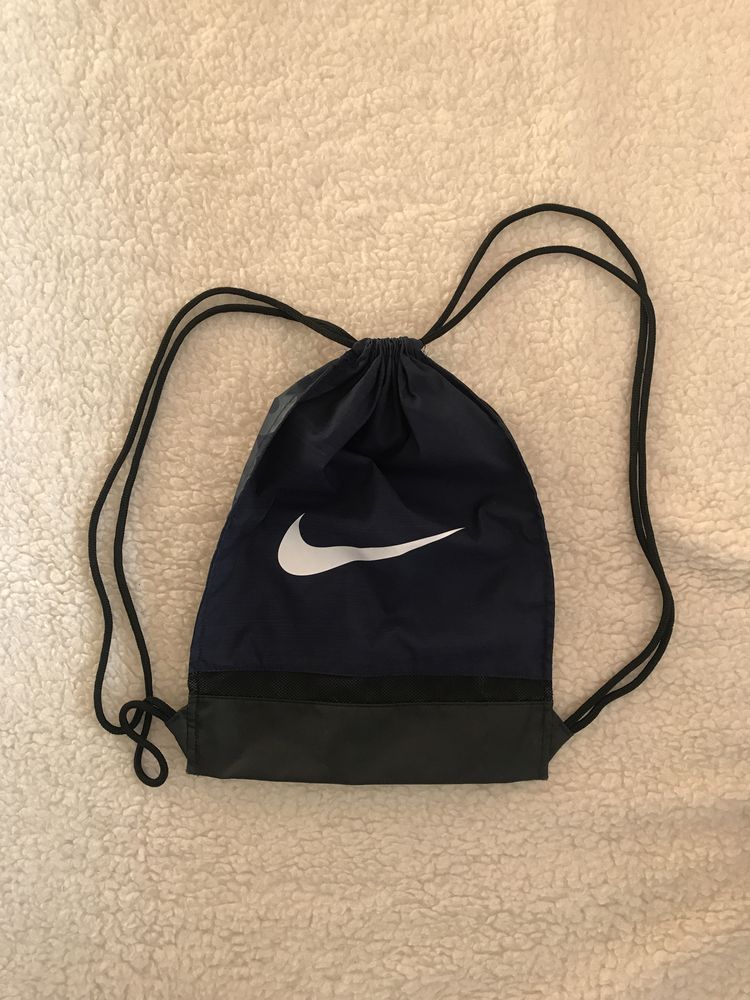Granatowy sportowy plecak materiałowy, worek na plecy Nike