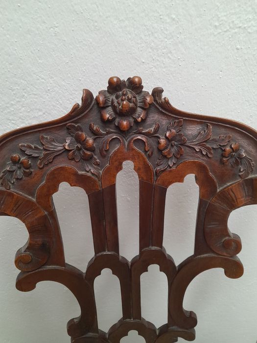 Cadeirões, canapé e cadeiras antigas.