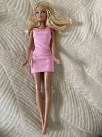 Lalka Barbie w sukience.