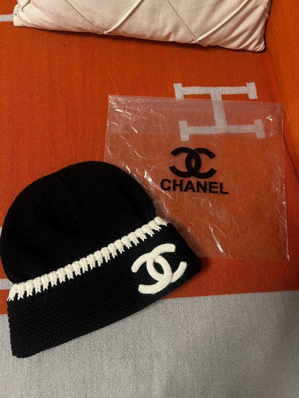 Czapka Chanel – Wełniana z Białymi Detalami