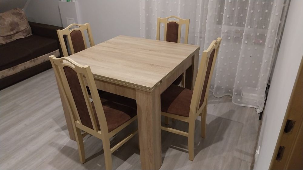 Stół rozkladany i 4 krzesła. Kwadratowy dab sonoma