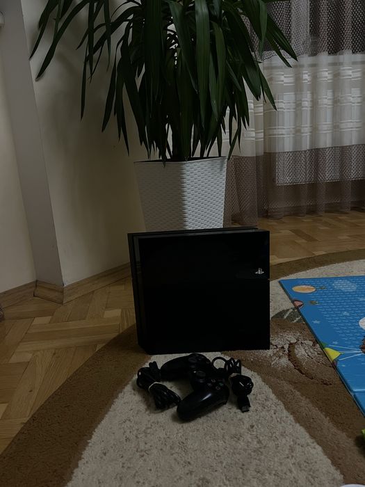 Продам PS-4  ще на гарантіі