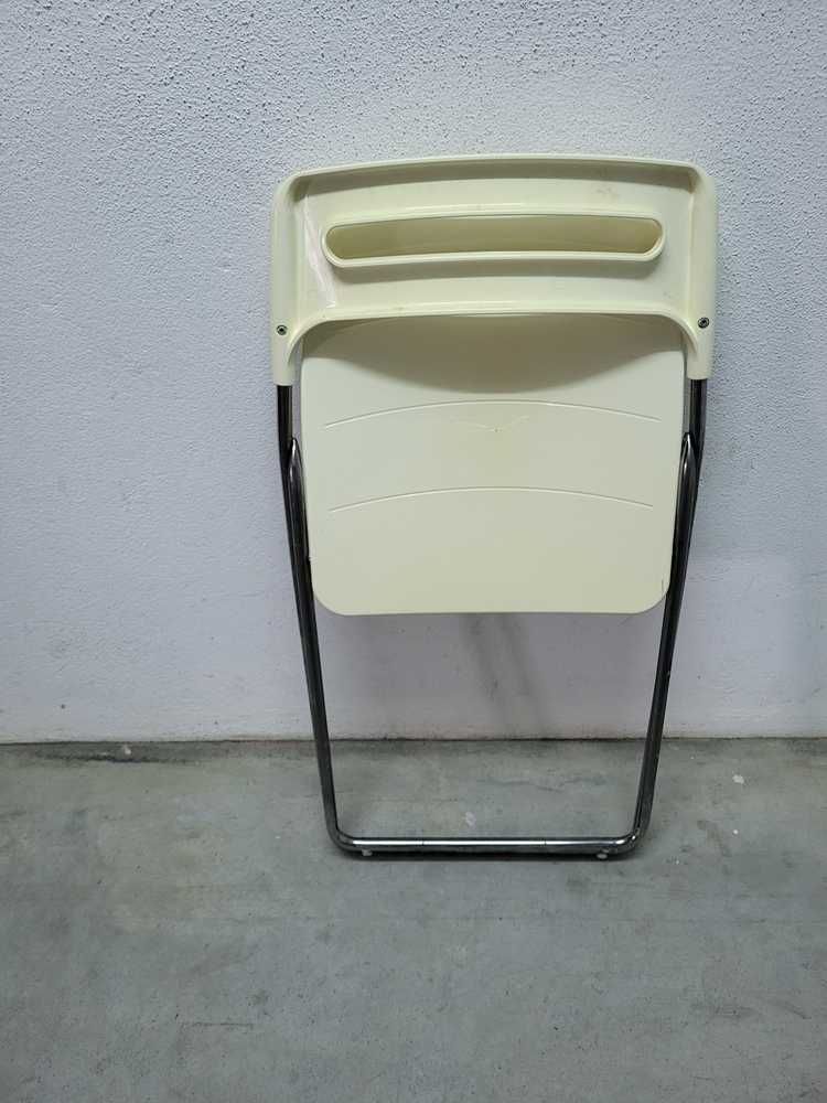 Cadeira de Plástico e Metal