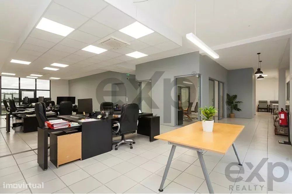 Excelente Oportunidade de Escritório em Ermesinde - Luz Natural, Open