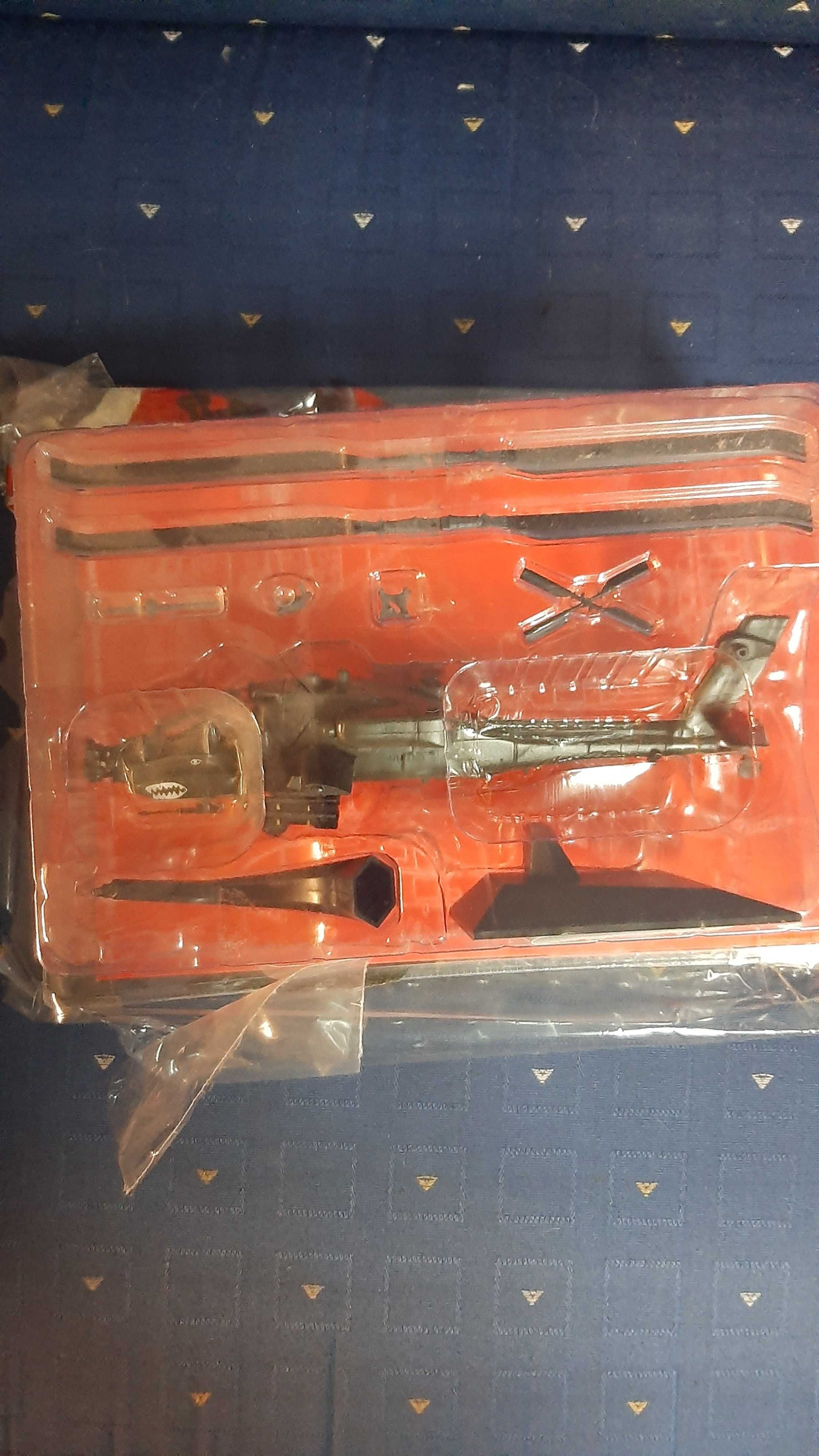 Helicóptero e Avião bombardeiro
