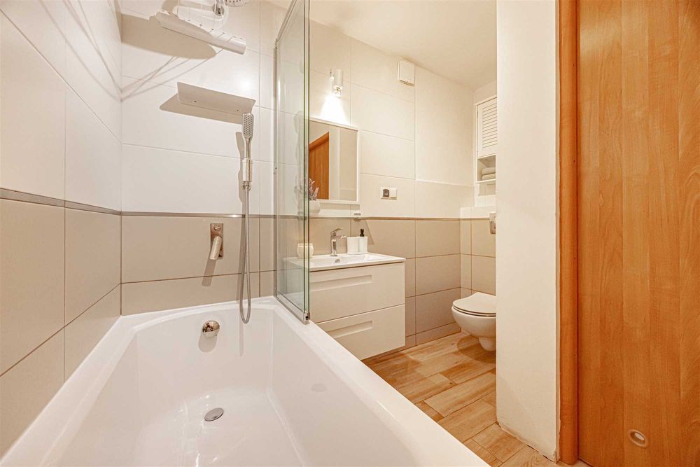 kawalerka z 2 pokoje, antresola, rolety, po remoncie, piwnica, wanna