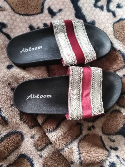 Продам  женские тапочки