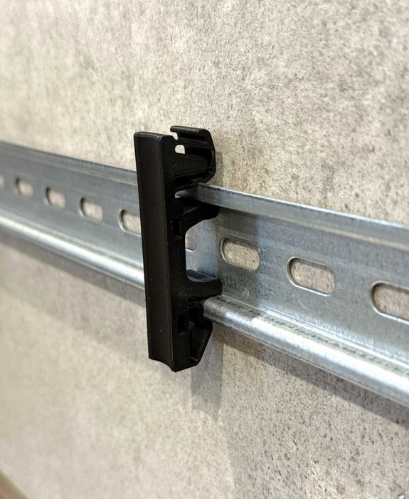 Uchwyt, prowadnica kabla na szynę DIN 35 mm – grubość 12 mm