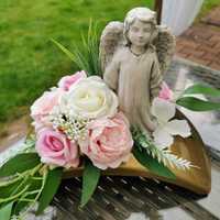 Kompozycja wiązanka na grób dziecięcy Aniołek róże