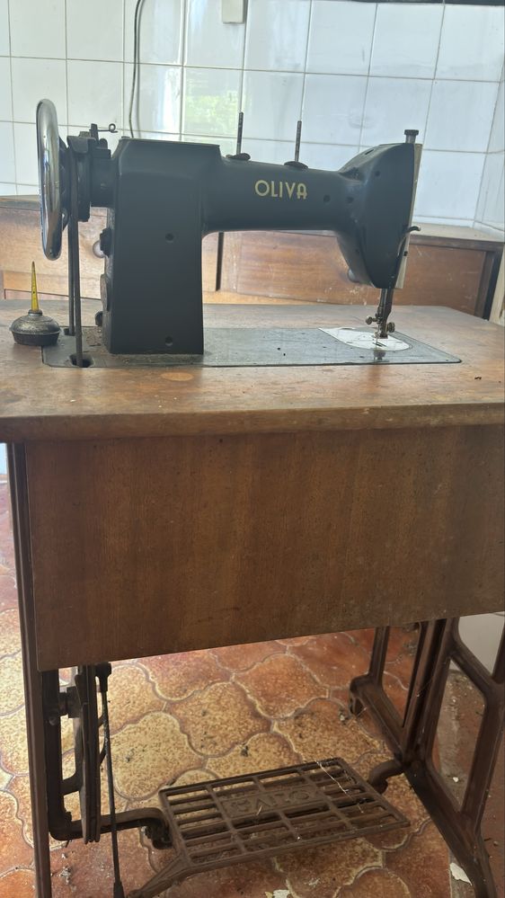 Maquina costura Oliva Antiga
