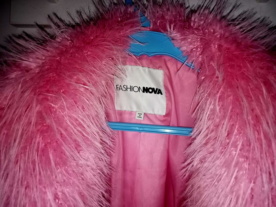 Casaco rosa claro de pelo falso Fashion Nova