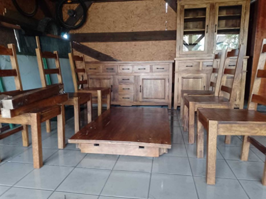 Meble kolonialne- zestaw- komoda, kredens, stół, krzesła.