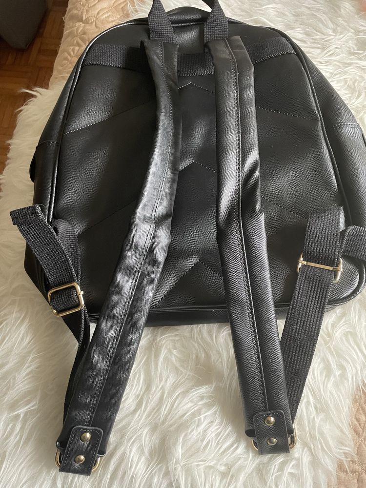 Mochila preta média, nova