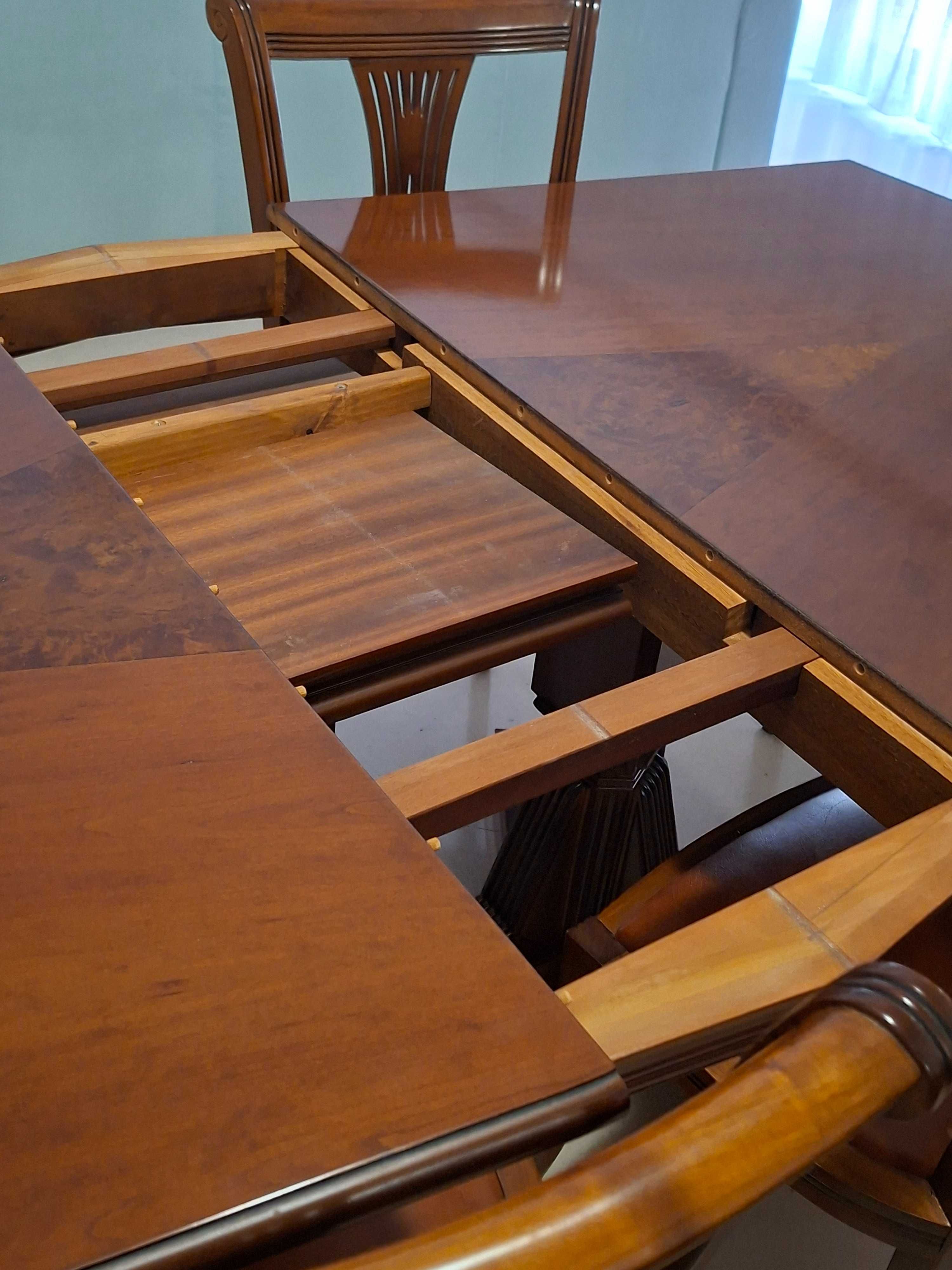 Mesa e 6 cadeiras sala de jantar.