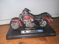 Czerwono-srebrny motocykl Kawasaki 1500 Classic - model Welly 1/18