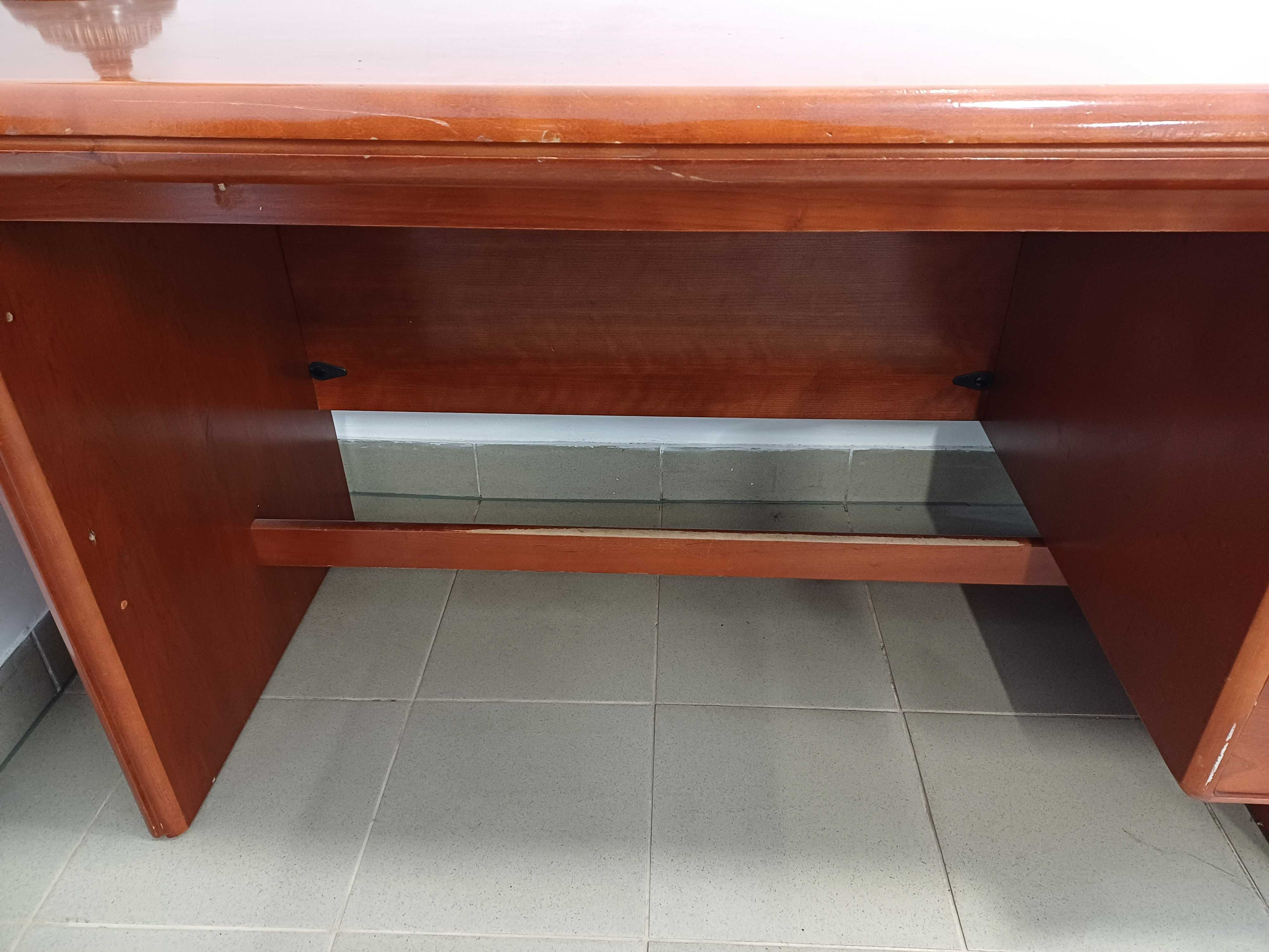 Stabilne eleganckie mahoniowe biurko z dostawką