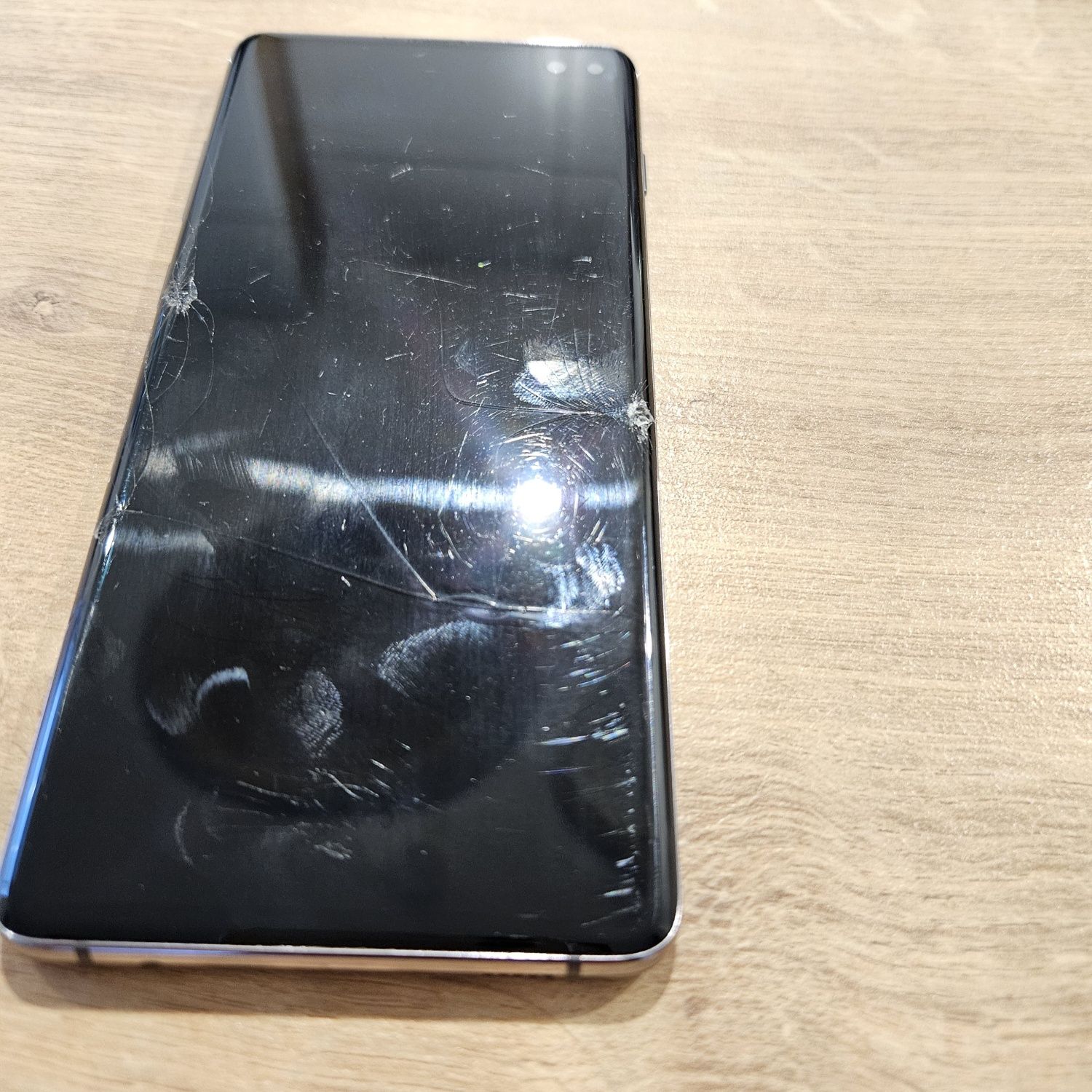 Samsung galaxy s10+ po upadku - wylany wyświetlacz