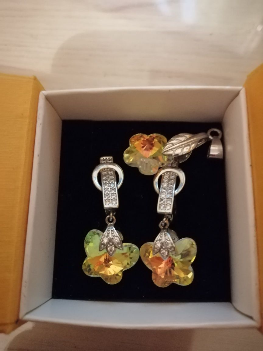 Серьги с кристаллами Сваровски. цветы или бабочки. swarovski кулон.