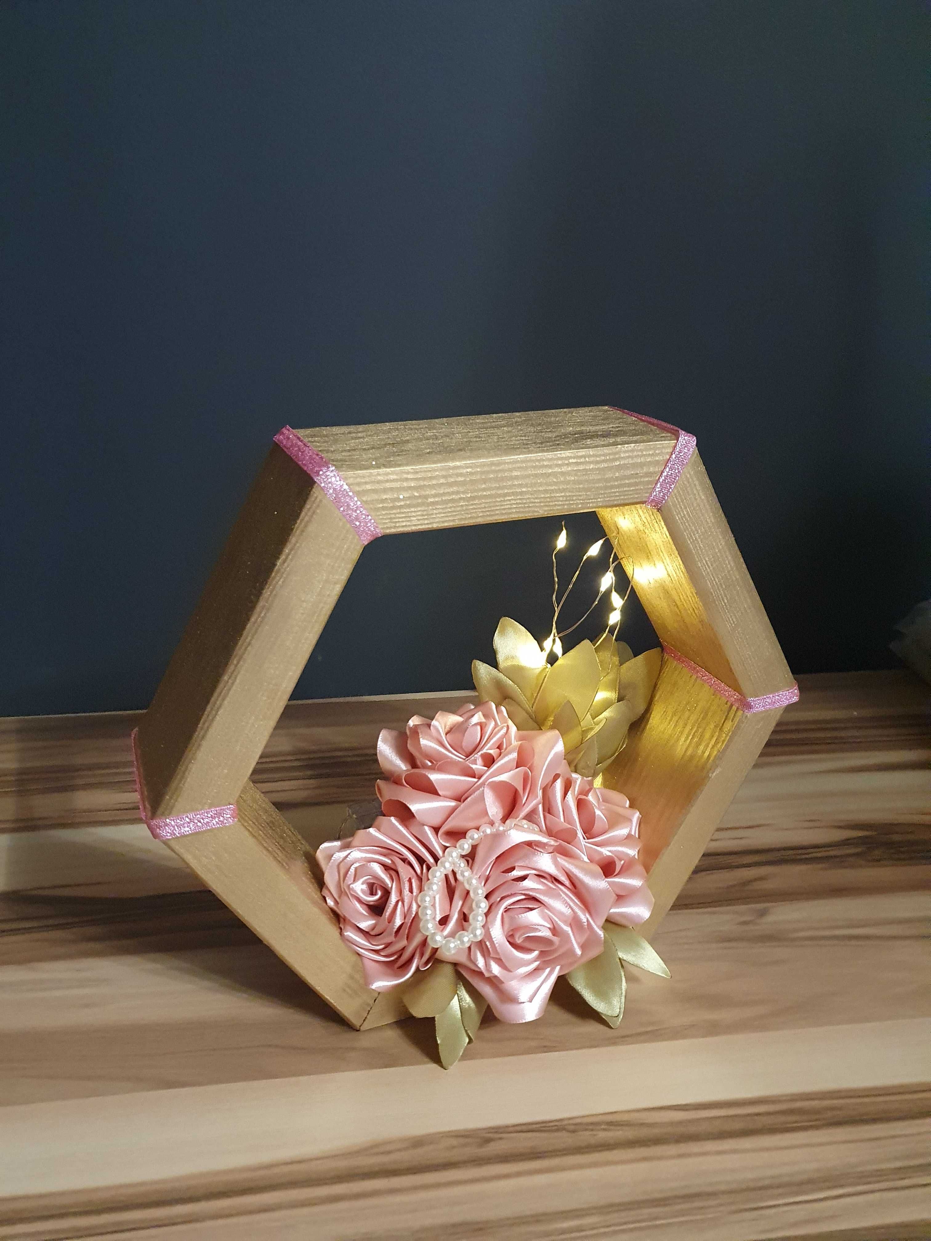 Heksagon, półka drewniana złota z kwiatami ze wstążki