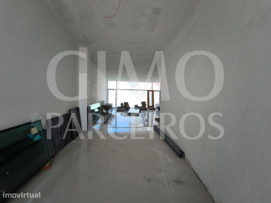 VENDE-SE Loja ampla - Possibilidade de conversão em habitação