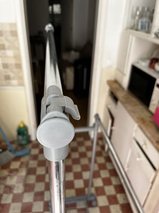 Cabideiro/Suporte de roupa duplo com rodinhas
